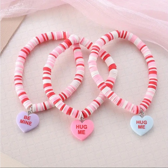 Valentine'S Day Heart-Shaped Charms That Say 'Hug Me' And 'Be Mine'. - Picture 6 of 12
